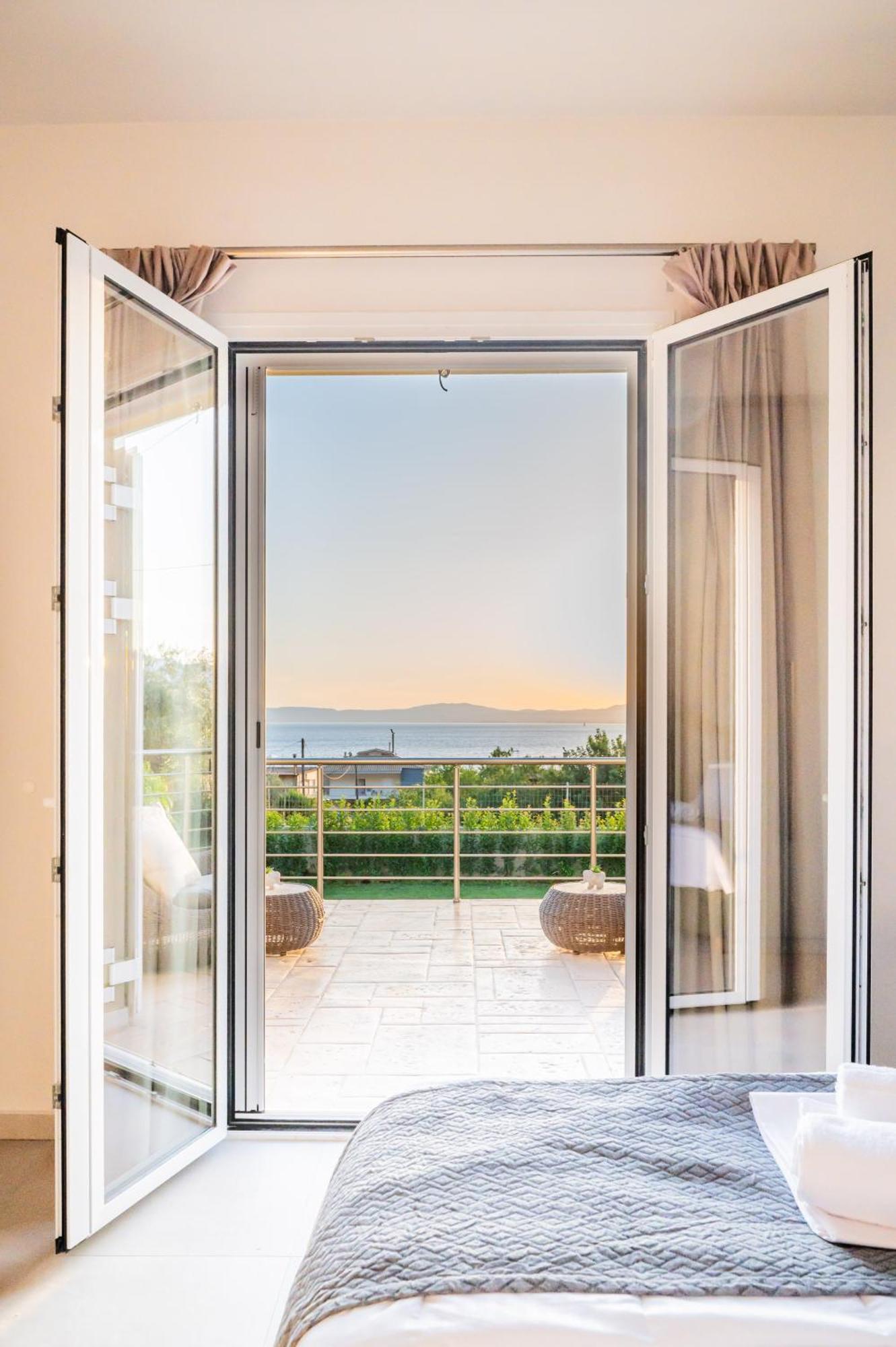 Thea Seaview Luxury Living Villa Kalamata Bagian luar foto