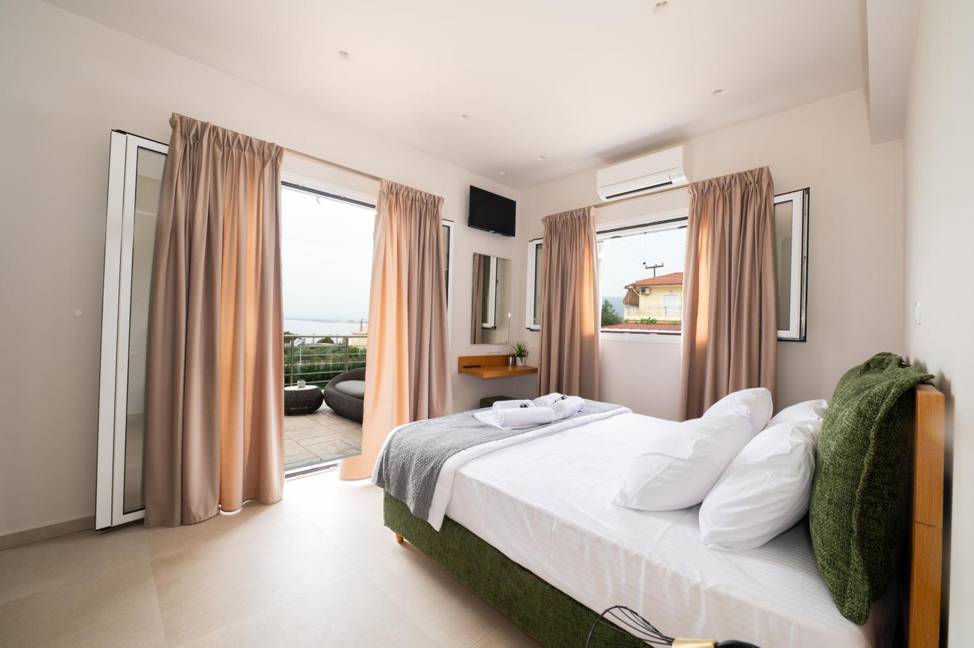 Thea Seaview Luxury Living Villa Kalamata Bagian luar foto